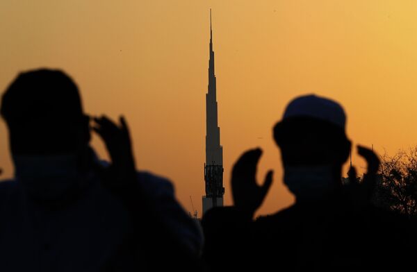 نمازگزاران عید در نزدیکی بلندترین برج دنیا (برج خلیفه) در دوبی - اسپوتنیک افغانستان  