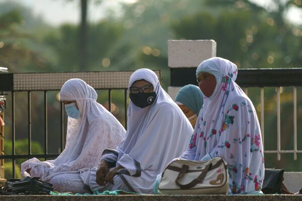 زنان مسلمانان در حین ادای نماز عید در مالیزیا - اسپوتنیک افغانستان  