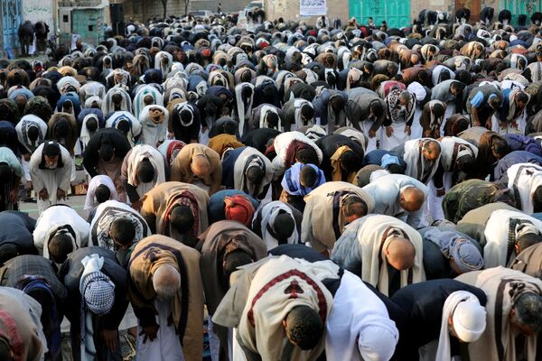 مردم در حین ادای نماز عید در یمن - اسپوتنیک افغانستان  