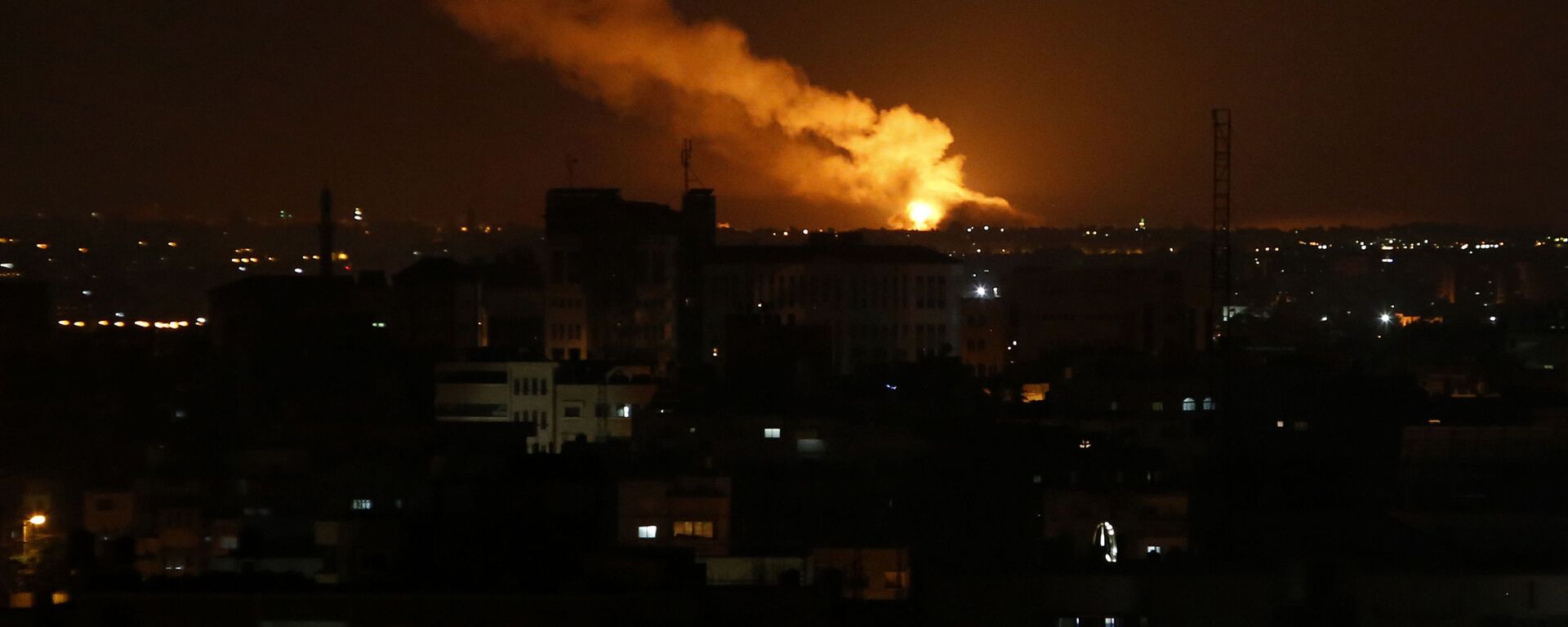 Дым от взрыва, вызванного израильскими авиаударами по Сектору Газа - اسپوتنیک افغانستان  , 1920, 21.04.2022