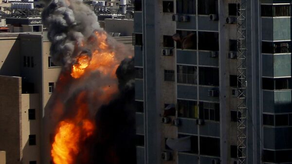 ВВС Израиля уничтожили высотку в Газе, в которой находились офисы американского информагентства Associated Press и катарского телеканала Al Jazeera - اسپوتنیک افغانستان  