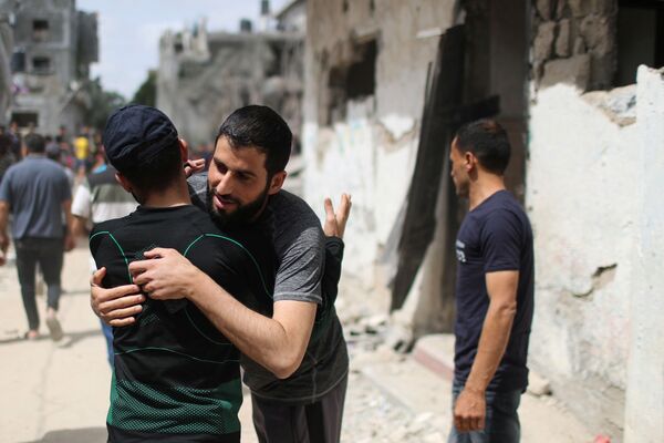 مردم غزه همدیگر را در آغوش می‌کشند
 - اسپوتنیک افغانستان  