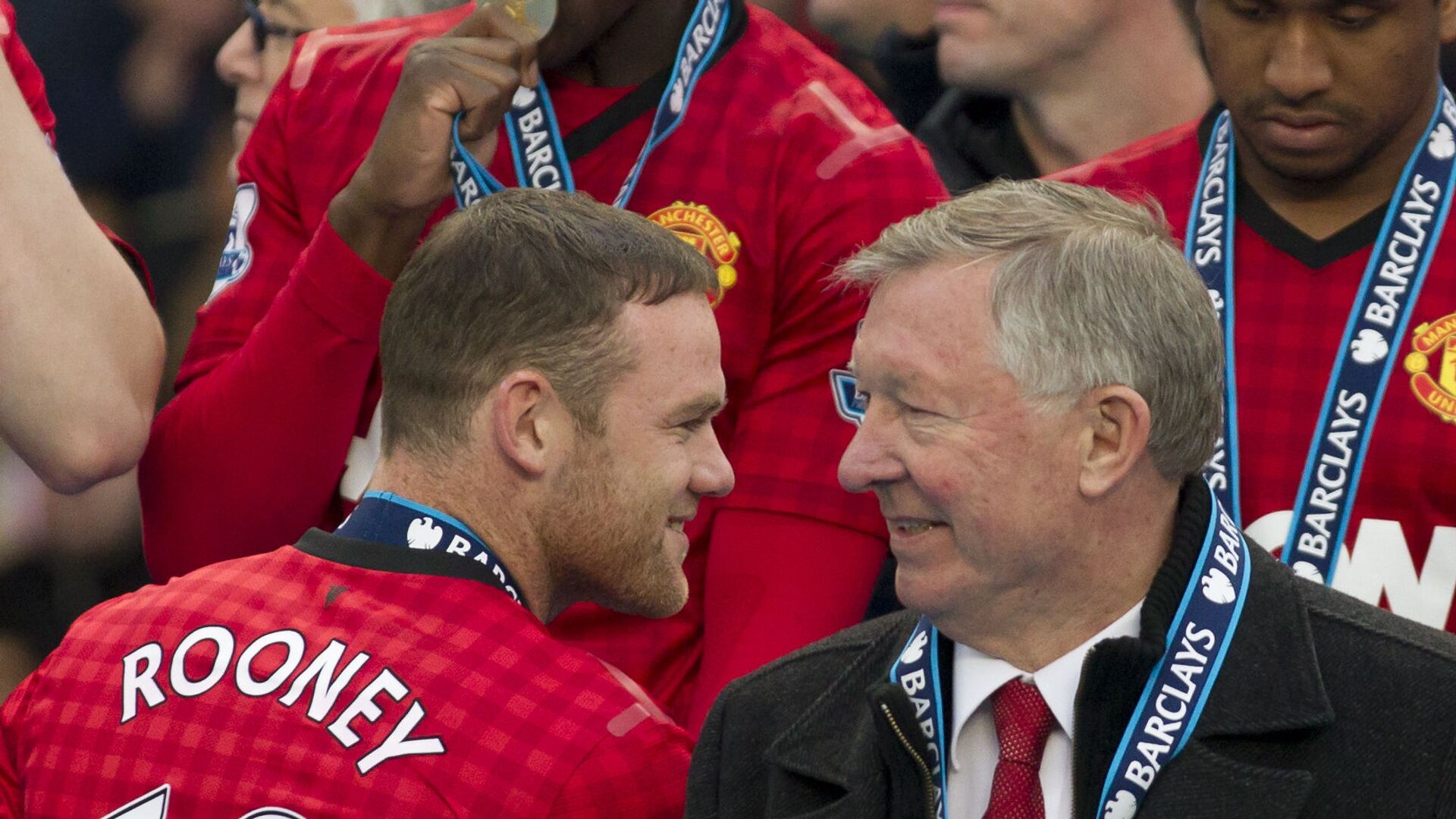 Manchester United's manager Sir Alex Ferguson, right, speaks to striker Wayne Rooney after his last home game in charge of the club, their English Premier League soccer match against Swansea, at Old Trafford Stadium, Manchester, England, Sunday May 12, 2013 - اسپوتنیک افغانستان  , 1920, 31.12.2021
