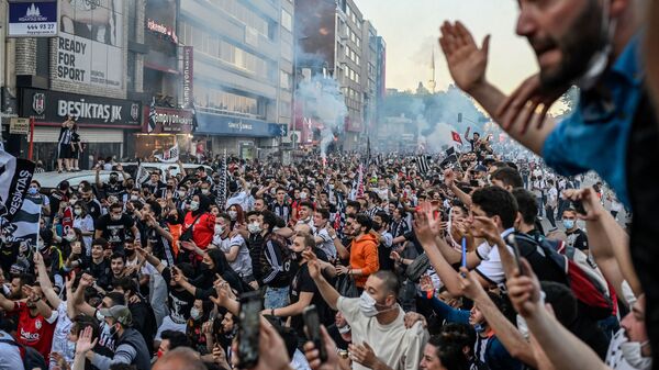 Болельщики Бешикташа празднуют победу в турецкой Суперлиге в Стамбуле - اسپوتنیک افغانستان  