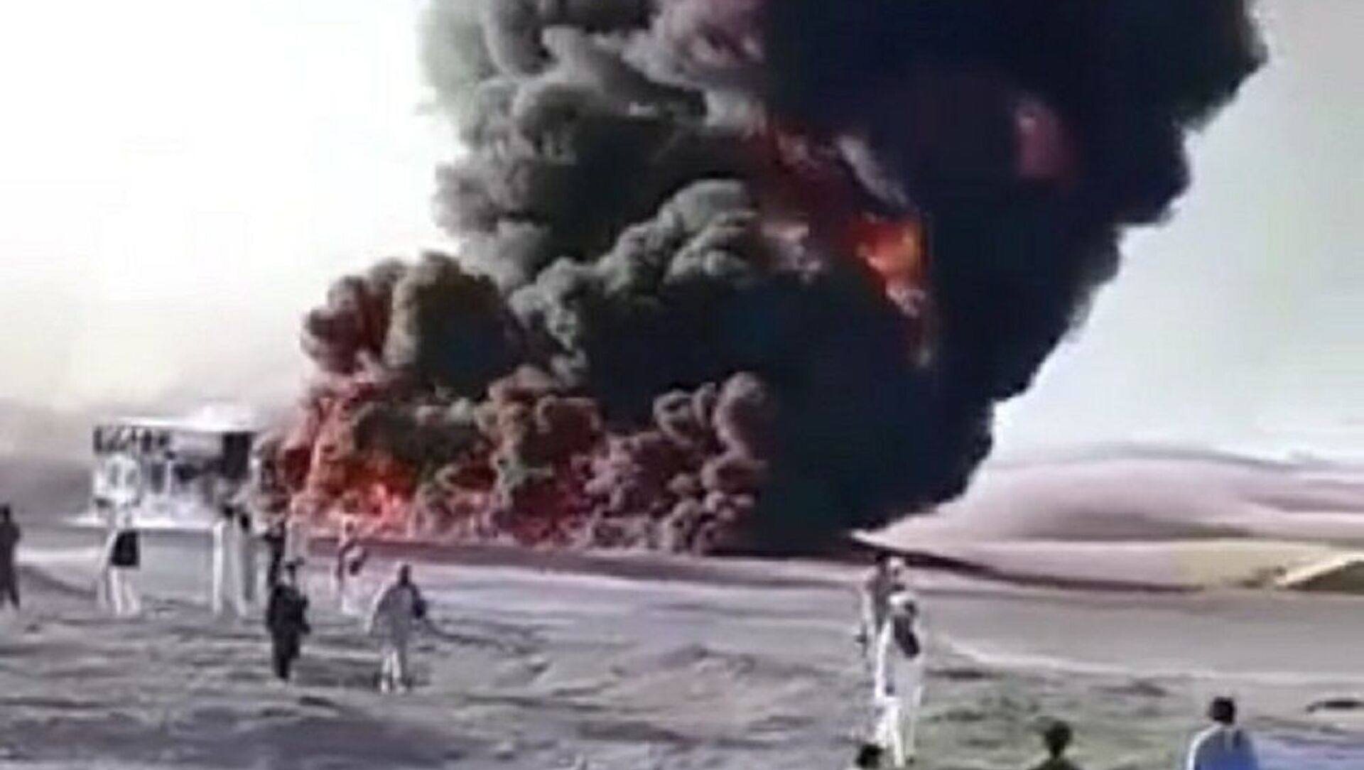 یک تانکر تیل در نیمروز آتش‌ گرفت + ویدیو - اسپوتنیک افغانستان  , 1920, 23.05.2021