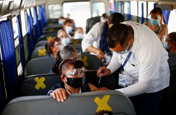کارمندان صحی درحال تزریق واکسین فایزر در داخل موتر مسافربری در مکسیکو. - اسپوتنیک افغانستان  