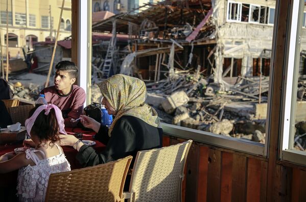 مردم در قلمرو یک خانه ویران شده در نوار غزه. - اسپوتنیک افغانستان  