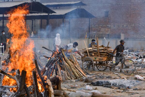 بهترین عکس های اسپوتنیک در ماه مه 2021/سوزاندن اجساد قربانی های کرونا در دهلی - اسپوتنیک افغانستان  