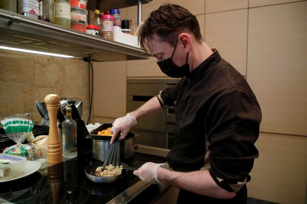 آشپز فرانسوی، لوران ویلت در حال سرخ کردن سوسک‌ سیاه  در رستورانت خود در پاریس - اسپوتنیک افغانستان  