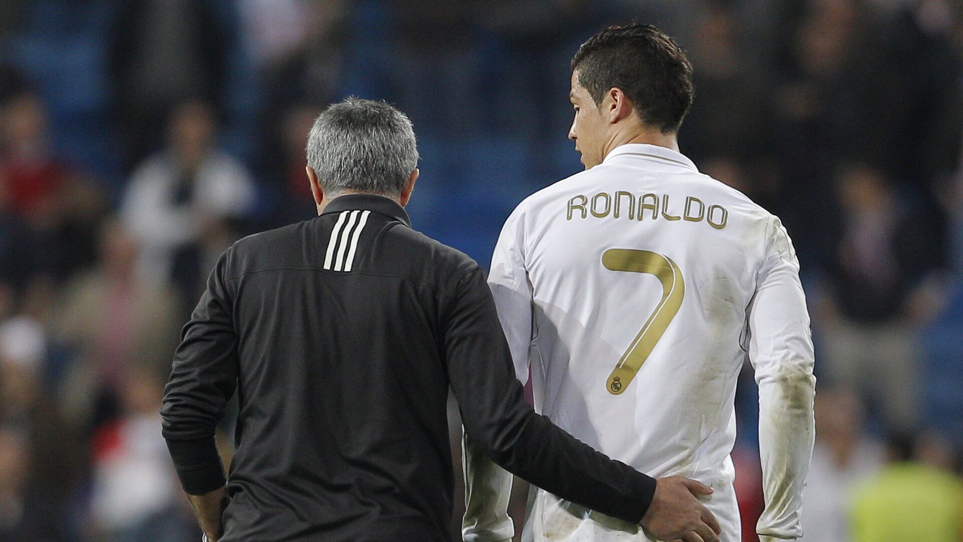 Real Madrid's coach Jose Mourinho from Portugal embraces Cristiano Ronaldo from Portugal after a Champions League round of 16, second leg soccer match against CSKA Moscow's at the Santiago Bernabeu Stadium, in Madrid, Wednesday, March 14, 2012 - اسپوتنیک افغانستان  , 1920, 26.06.2022