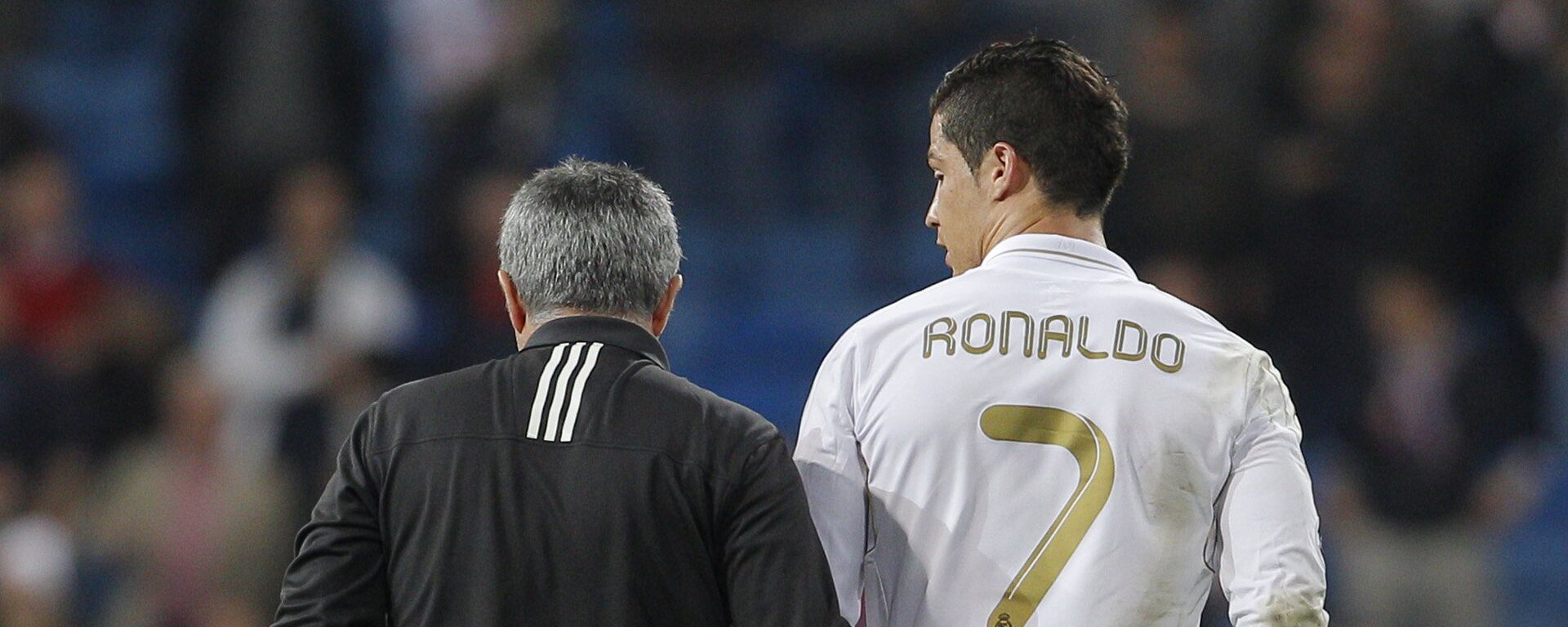 Real Madrid's coach Jose Mourinho from Portugal embraces Cristiano Ronaldo from Portugal after a Champions League round of 16, second leg soccer match against CSKA Moscow's at the Santiago Bernabeu Stadium, in Madrid, Wednesday, March 14, 2012 - اسپوتنیک افغانستان  , 1920, 11.06.2021