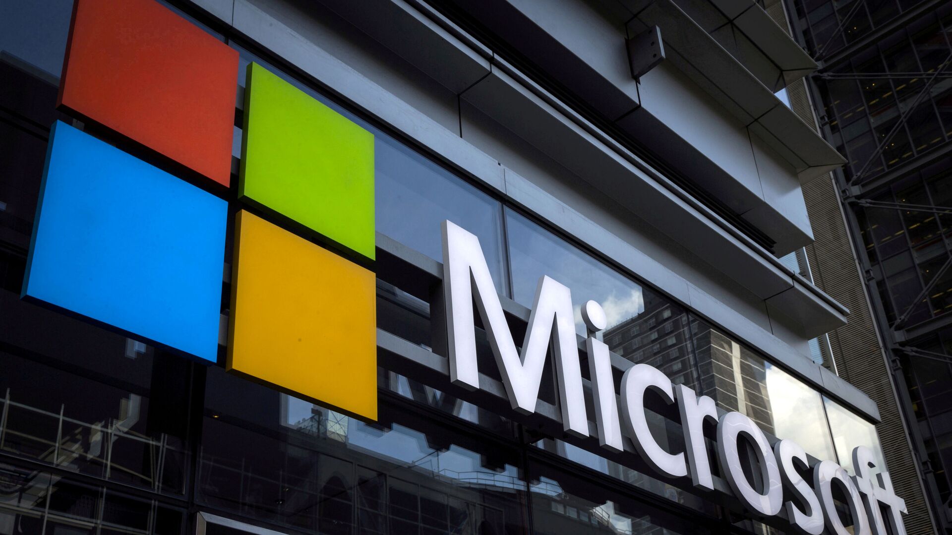 A Microsoft logo is seen on an office building in New York City - اسپوتنیک افغانستان  , 1920, 26.01.2022