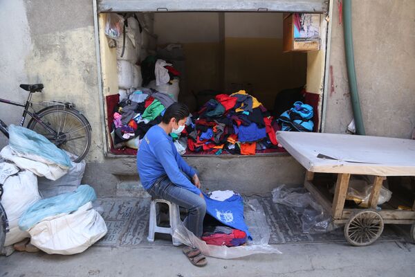 فروشنده لباس دست دوم در سرای چنداول کابل - اسپوتنیک افغانستان  
