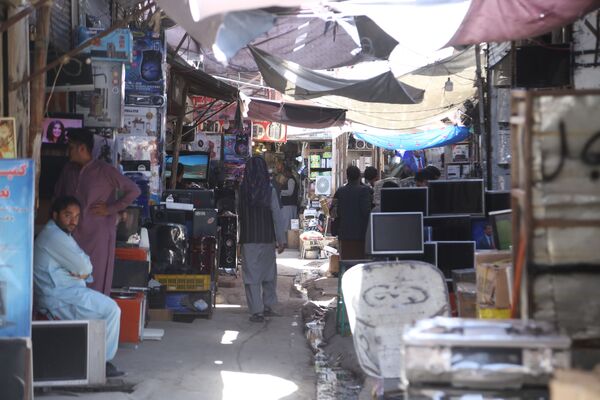 دوکان‌های وسایل الکترونیکی دست دوم در سرای چنداول کابل - اسپوتنیک افغانستان  