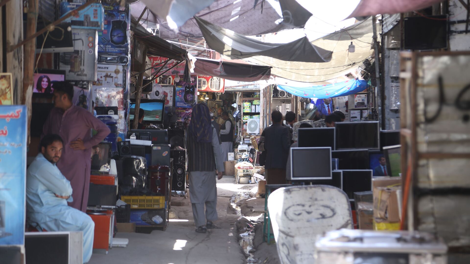 دوکان‌های وسایل الکترونیکی دست دوم در سرای چنداول کابل - اسپوتنیک افغانستان  , 1920, 03.11.2022