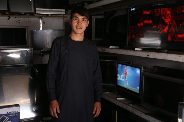 یکی از فروشنده‌های وسایل الکترونیکی دست دوم در سرای چنداول کابل - اسپوتنیک افغانستان  