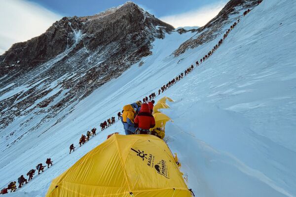 کوهنورد هنگام صعود به قله های اورست - اسپوتنیک افغانستان  
