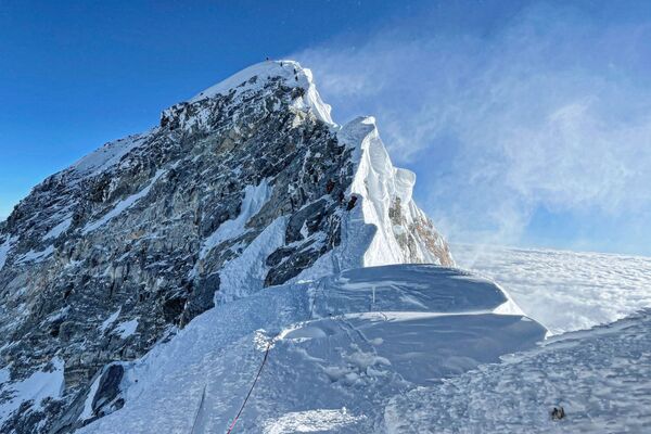 کوهنورد هنگام صعود به قله های اورست - اسپوتنیک افغانستان  