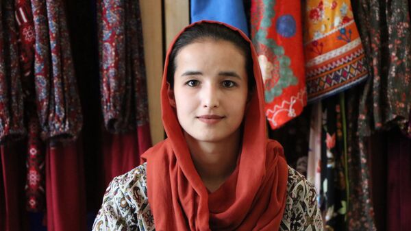 اصیلا سادات، مالک سالون و کارگاه لباس قناویز - اسپوتنیک افغانستان  