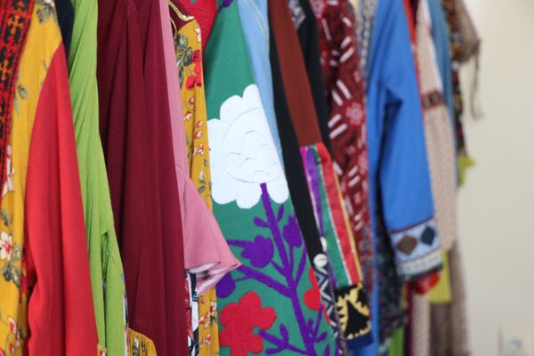اصیلا با راه اندازی تجارت کوچک‌اش می‌خواهد با لباس وارداتی بی‌کیفیت از کشورهای دیگر رقابت کند. با استفاده از صنایع اصیل لباس با کیفیت‌تر آماده کند. - اسپوتنیک افغانستان  