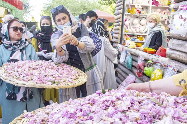 جشنواره گلاب‌گیری در پارک آب و آتش در تهران - اسپوتنیک افغانستان  