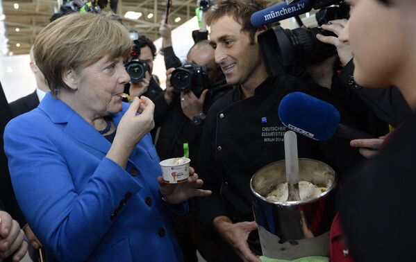 آنگلا مرکل، نخست وزیر آلمان در حال خوردن آیسکریم - اسپوتنیک افغانستان  
