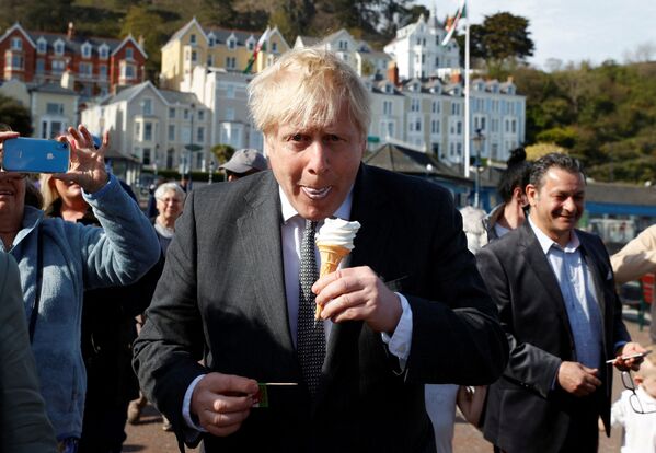 نخست وزیر انگلیس بوریس جانسون در حال خوردن آیسکریم - اسپوتنیک افغانستان  