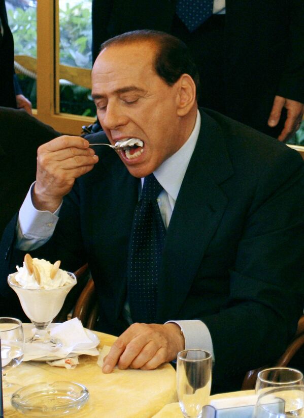 سیاستمدار ایتالیا سیلویو برلوسکونی در حال خوردن آیسکریم - اسپوتنیک افغانستان  