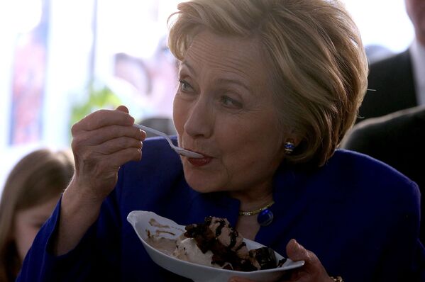 هیلاری کلینتون کاندید انتخابات ریاست جمهوری 2016 آمریکا در حال خوردن آیسکریم - اسپوتنیک افغانستان  