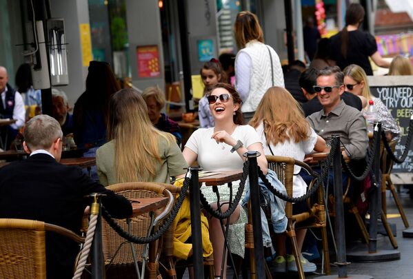بازدید کنندگان از یک کافه در خیابان South Bank در لندن، بریتانیا - اسپوتنیک افغانستان  