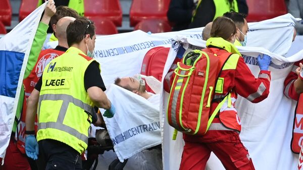 Danimarkalı futbolcu Christian Eriksen maç sırasında baygınlık geçirdi: Sahada müdahale edildi - اسپوتنیک افغانستان  