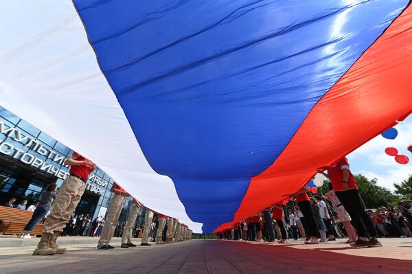 بیرق 50 متری روسیه به افتخار جشن روز روسیه در شهر رستوف. - اسپوتنیک افغانستان  