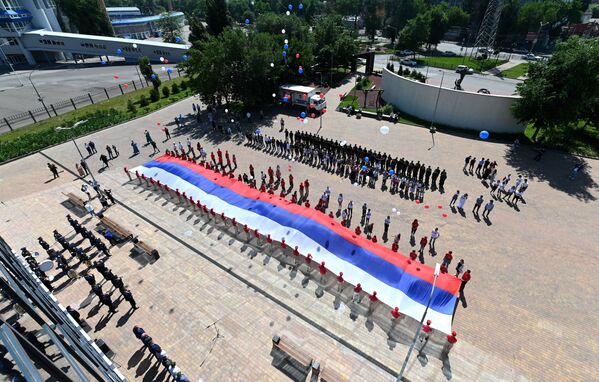 بیرق 50 متری روسیه به افتخار جشن روز روسیه در شهر رستوف. - اسپوتنیک افغانستان  