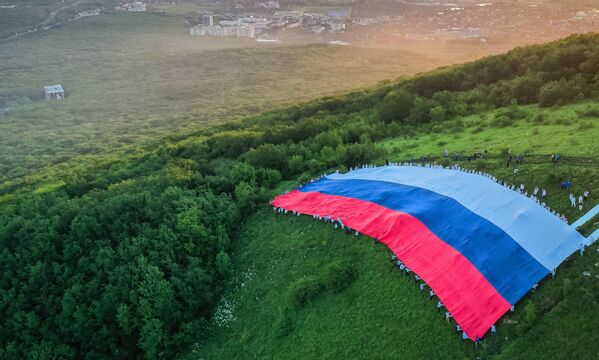 پرچم 72 متری به مناسبت روز روسیه در کوه‌های ماشوک روسیه. - اسپوتنیک افغانستان  