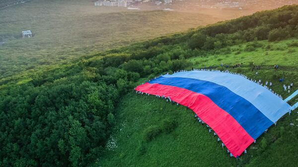 Российский флаг длиной 72 метра на склоне горы Машук в рамках празднования Дня России - اسپوتنیک افغانستان  