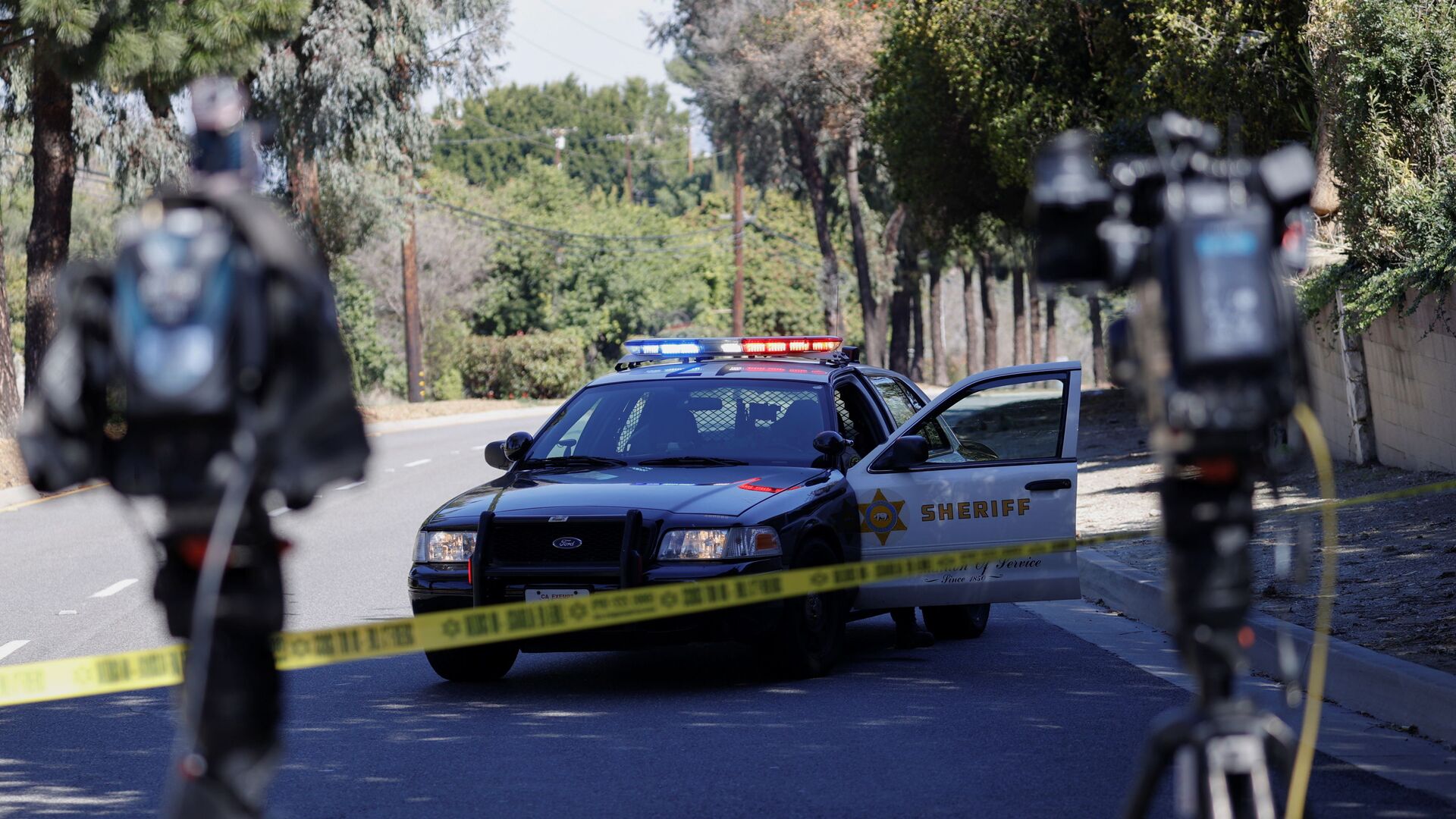 An LA County Sheriff's Department car is seen on a road in the vicinity of a scene where Tiger Woods was involved in a car crash, near Los Angeles, California, U.S., February 23, 2021 - اسپوتنیک افغانستان  , 1920, 13.07.2022