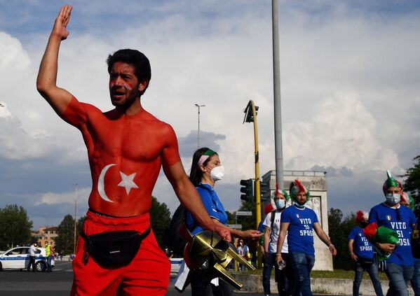 هواداران فوتبال جام ملت های اروپا 2020 میلادی/طرفدار ترکیه - اسپوتنیک افغانستان  