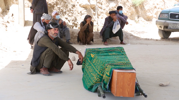 پیکر بی‌جان طیبه موسوی کارمند افغان فلم که در نتیجه انفجار جان باخت - اسپوتنیک افغانستان  