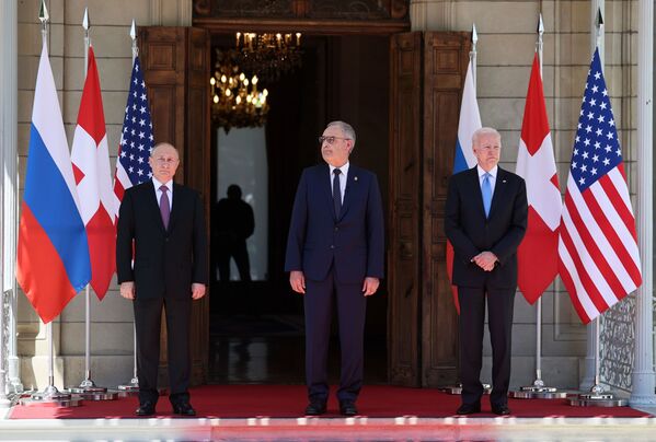 ولادیمیر پوتین رئیس‌جمهور روسیه، گای پارملین، رئیس‌جمهور سوئیس و جو بایدن رئیس‌جمهور امریکا در حاشیه دیدار در ویلای گرانژ ژنو - اسپوتنیک افغانستان  