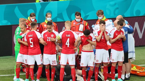 Сборная Дании стоит вокруг Кристиана Эриксена, который потерял сознание во время матча - اسپوتنیک افغانستان  
