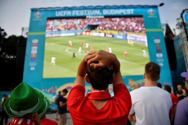 هواداران فوتبال در حال تماشای بازی مجارستان و پرتغال - یورو 2020
 - اسپوتنیک افغانستان  
