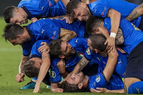 بازیکنان ایتالیا گل دوم خود را در جریان دیدار تیم های ایتالیا و سوئیس در گروه A یورو 2020 اروپا در ورزشگاه المپیک رم ، ایتالیا جشن می گیرند - اسپوتنیک افغانستان  