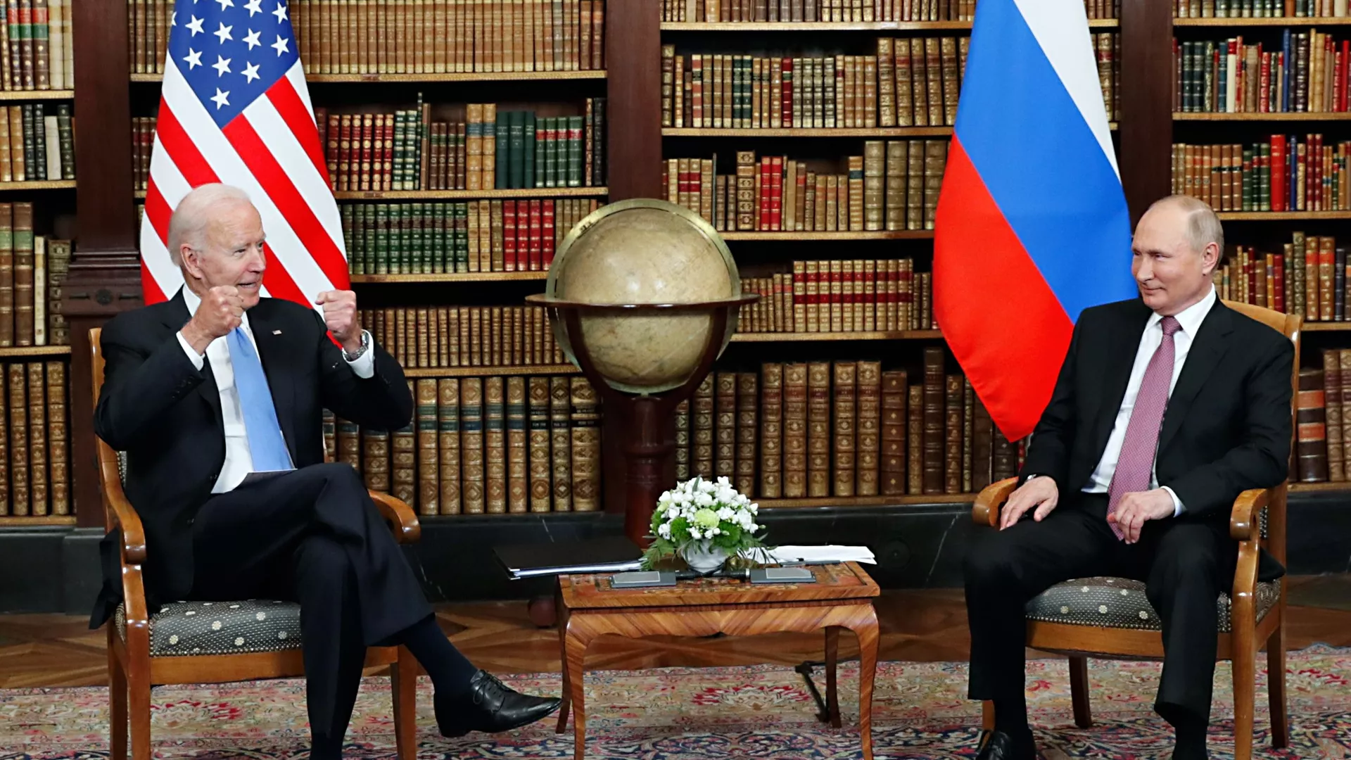 Президент РФ Владимир Путин и президент США Джо Байден  во время встречи в Женеве на вилле Ла Гранж
