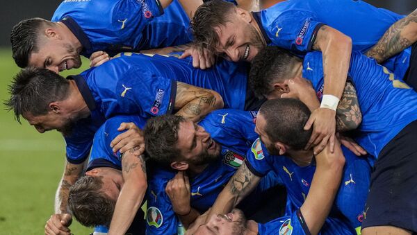 Игроки сборной Италии празднуют свой второй гол во время матча группы А чемпионата ЕВРО-2020 между сборными Италии и Швейцарии на олимпийском стадионе в Риме, Италия - اسپوتنیک افغانستان  