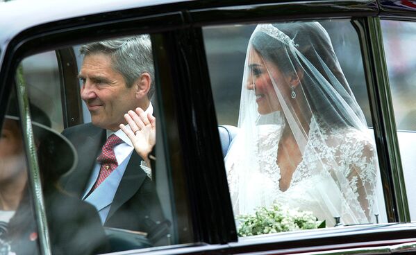  کاترین، دوشس کمبریج کیت میدلتون به همراه پدرش در عروسی خود در سال 2011 - اسپوتنیک افغانستان  