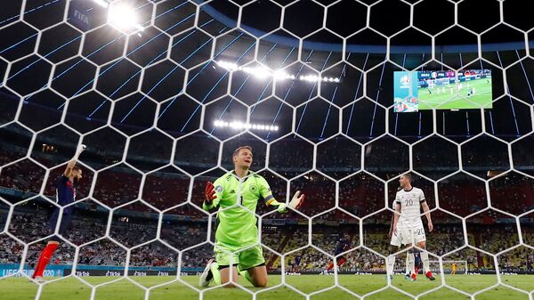مانوئل نویر دروازه بان جرمنی  Germany's Manuel Neuer reacts before a goal scored by France's Kylian Mbappe is disallowed for offside, June 15, 2021 - اسپوتنیک افغانستان  