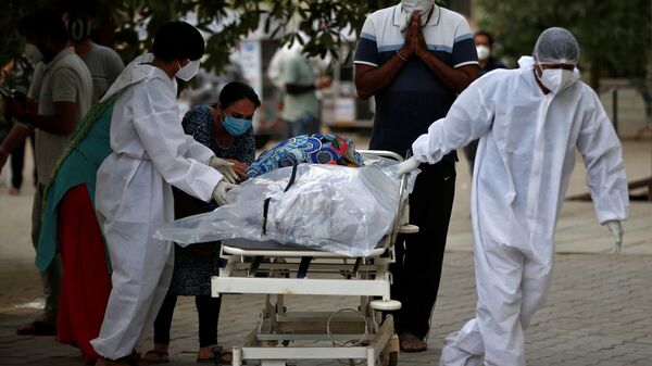 Умерший от коронавируса пациент на носилках в Индии  - اسپوتنیک افغانستان  