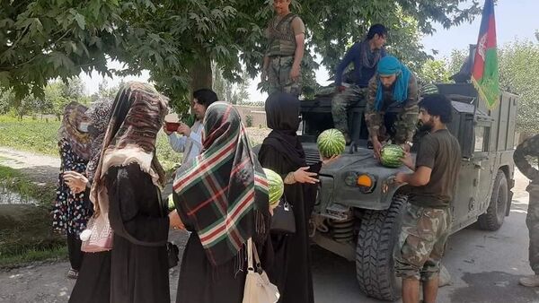 توزیع مواد خوراکی از سوی بانوان تخاری در خط نخست نبرد - اسپوتنیک افغانستان  