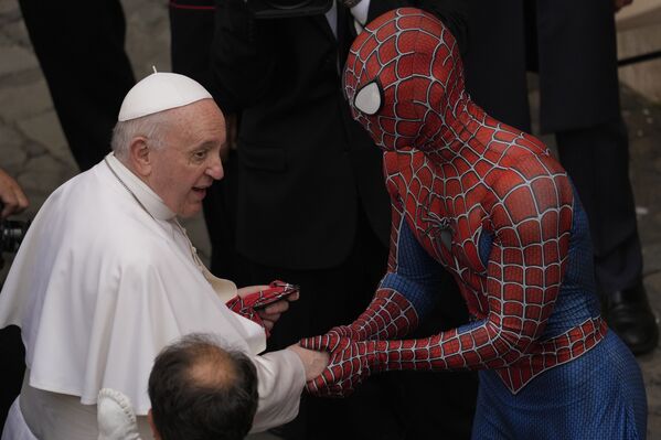 دیدار پاپ فرانسس با مرد عنکبوتی. - اسپوتنیک افغانستان  