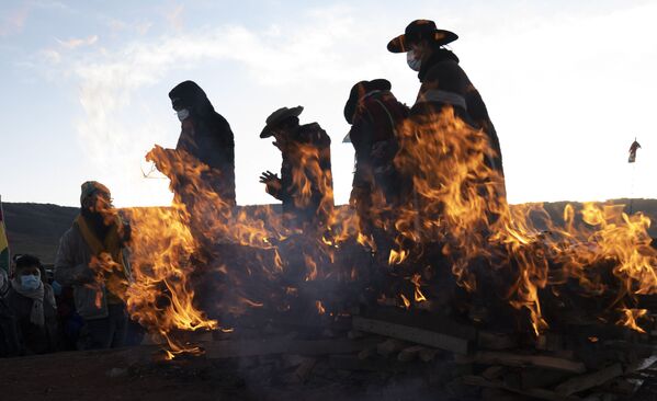 رهبران مذهبی بومی آیمارا مراسم سال نو را در شهر باستانی تیواناکو، بولیوی به پایان رساندند. - اسپوتنیک افغانستان  